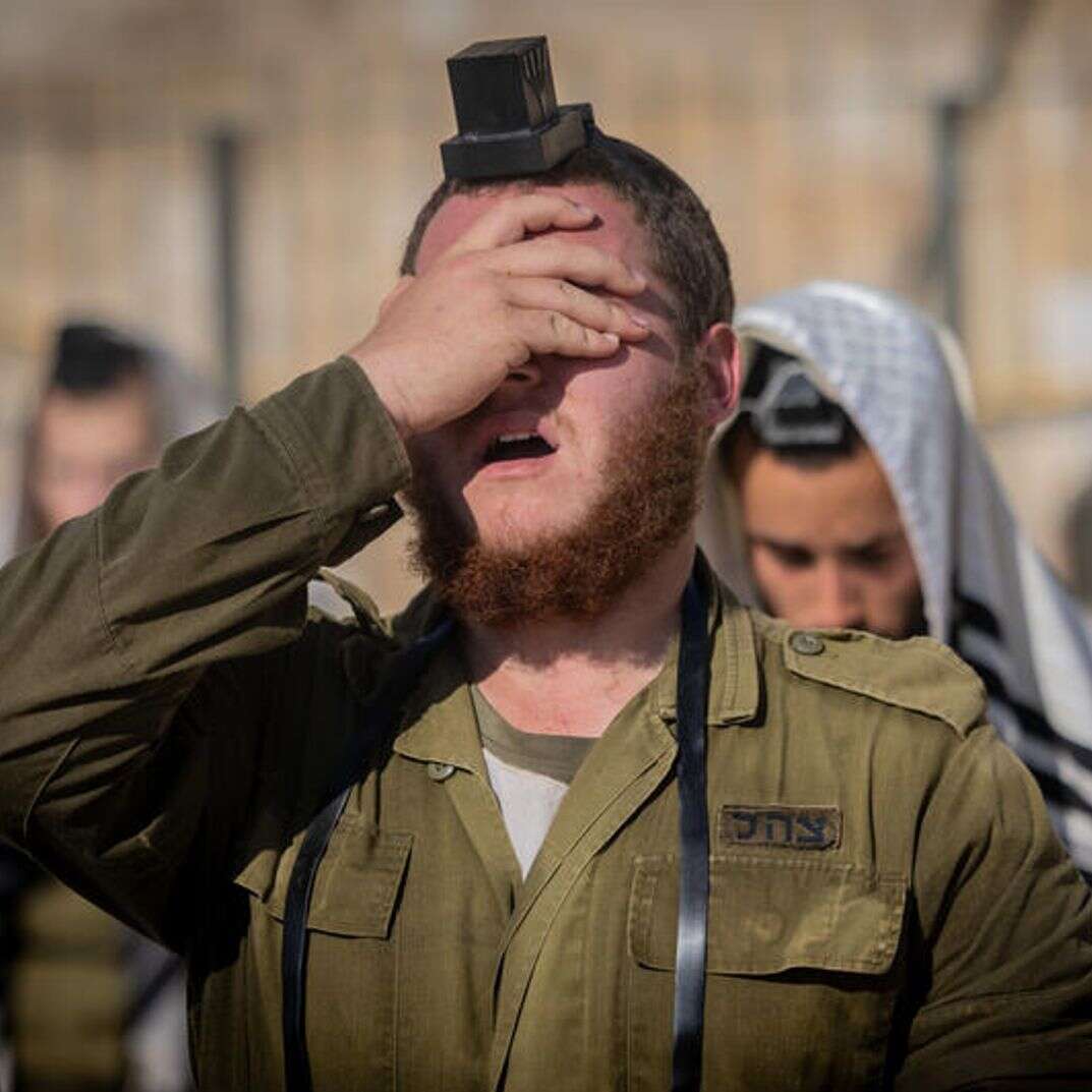 חייל בחטיבת החשמונאים קורא "שמע ישראל" | חיים גולדברג, פלאש 90