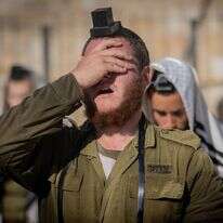 חייל בחטיבת החשמונאים קורא "שמע ישראל" | חיים גולדברג, פלאש 90