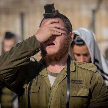 חייל בחטיבת החשמונאים קורא "שמע ישראל" | חיים גולדברג, פלאש 90