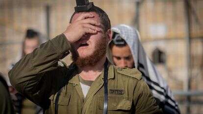 חייל בחטיבת החשמונאים קורא "שמע ישראל" | חיים גולדברג, פלאש 90