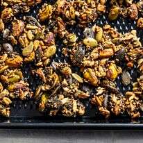 הקראנץ’ שעושה את כל הסלט: תערובת אגוזים וזרעים פריכה | סקוט סוצ'מן עבור הוושינגטון פוסט.