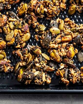 הקראנץ’ שעושה את כל הסלט: תערובת אגוזים וזרעים פריכה | סקוט סוצ'מן עבור הוושינגטון פוסט.