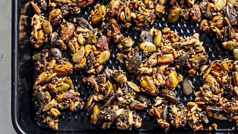 הקראנץ’ שעושה את כל הסלט: תערובת אגוזים וזרעים פריכה | סקוט סוצ'מן עבור הוושינגטון פוסט.