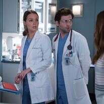 האם השכולה מטיחה ברופאה שהיא נמנעה בכוונה מלהציל את בנה מתוך הסדרה "האנטומיה של גריי" | באדיבות יס