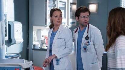 האם השכולה מטיחה ברופאה שהיא נמנעה בכוונה מלהציל את בנה מתוך הסדרה "האנטומיה של גריי" | באדיבות יס