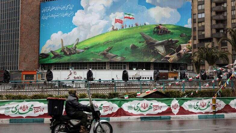 רוכבת אופנוע באיראן - עכשיו זה חוקי | AFP