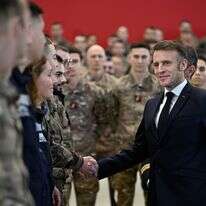 שיא צרפת עמנואל מקרון רועד עם חיילים בעת ביקורו בבסיס חיל האוויר הצבאי איסטר, דרום צרפת | AP/פיליפ מגוני, פול