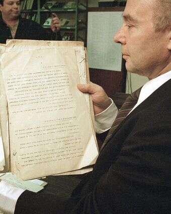 נייר המפרט את קורבנות הפוגרום באוקראינה בשנת 1919 | AP