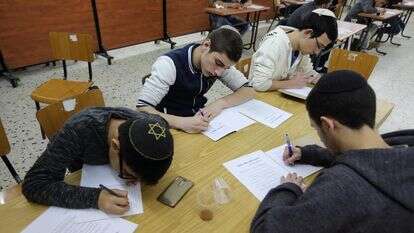 בחורים ברמת גן נבחנים בהלכות שבת | יעקב נחומי, פלאש 90