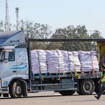 משאית סיוע לעזה במעבר כרם שלום | פלאש 90