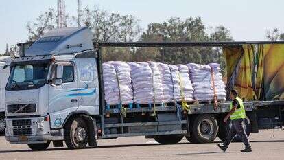 משאית סיוע לעזה במעבר כרם שלום | פלאש 90