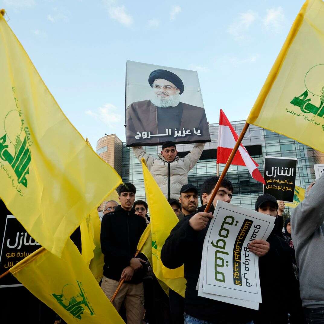 תומכי חיזבאללה בהפגנה בלבנון | EPA