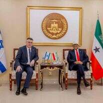 שר החוץ גדעון סער ונשיא סומליה עבד אל-רחמן מוחמד עבדאללהי | AFP