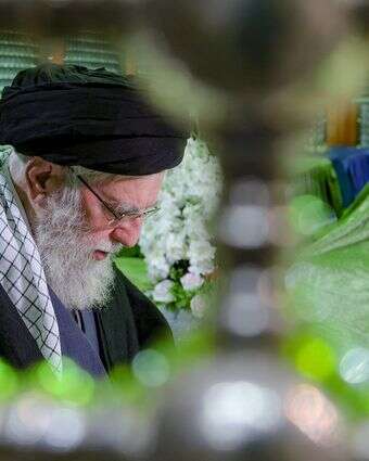 מנהיג העליון האייתוללה עלי חמינאי מתפלל על קברו של מייסד המהפכה המנוח האייתוללה חומייני, לציון 47 שנה לחזרתו מגלותו במהלך המהפכה האסלאמית של 1979, ממש מחוץ לטהרן, איראן | מנהיג העליון האייתוללה עלי חמינאי מתפלל על קברו של מייסד המהפכה המנוח האייתוללה חומייני, לציון 47 שנה לחזרתו מגלותו במהלך המהפכה האסלאמית של 1979, ממש מחוץ לטהרן, איראן