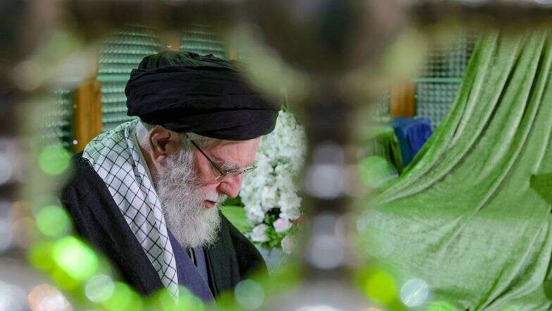 מנהיג העליון האייתוללה עלי חמינאי מתפלל על קברו של מייסד המהפכה המנוח האייתוללה חומייני, לציון 47 שנה לחזרתו מגלותו במהלך המהפכה האסלאמית של 1979, ממש מחוץ לטהרן, איראן | מנהיג העליון האייתוללה עלי חמינאי מתפלל על קברו של מייסד המהפכה המנוח האייתוללה חומייני, לציון 47 שנה לחזרתו מגלותו במהלך המהפכה האסלאמית של 1979, ממש מחוץ לטהרן, איראן