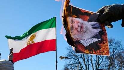 מפגינים שורפים תמונות של המנהיג העליון של איראן, האייתוללה עלי חמינאי, צועדים בתמיכה בשינוי המשטר באיראן | מפגינים שורפים תמונות של המנהיג העליון של איראן, האייתוללה עלי חמינאי, צועדים בתמיכה בשינוי המשטר באיראן