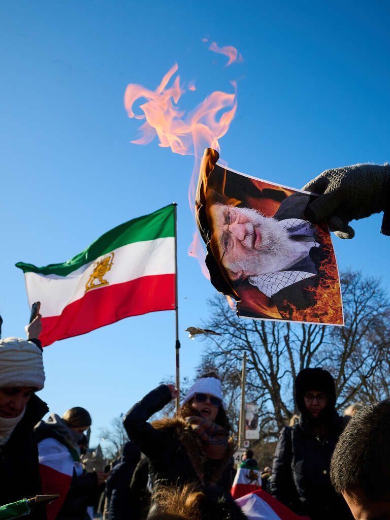 מפגינים שורפים תמונות של המנהיג העליון של איראן, האייתוללה עלי חמינאי, צועדים בתמיכה בשינוי המשטר באיראן | מפגינים שורפים תמונות של המנהיג העליון של איראן, האייתוללה עלי חמינאי, צועדים בתמיכה בשינוי המשטר באיראן