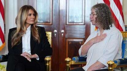 מלניה טראמפ מאזינה לאביבה סיגל, אשתו של קית' סיגל | AP/Evan Vucci