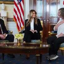 מלניה טראמפ נפגשת עם החטוף האמריקאי-ישראלי המשוחרר קית' סיגל ואשתו אביבה בבית הלבן | AP/Evan Vucci