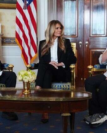 מלניה טראמפ נפגשת עם החטוף האמריקאי-ישראלי המשוחרר קית' סיגל ואשתו אביבה בבית הלבן | AP/Evan Vucci