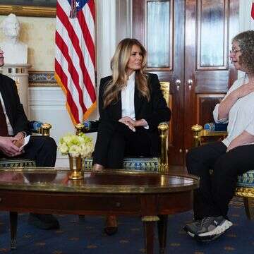מלניה טראמפ נפגשת עם החטוף האמריקאי-ישראלי המשוחרר קית' סיגל ואשתו אביבה בבית הלבן | AP/Evan Vucci