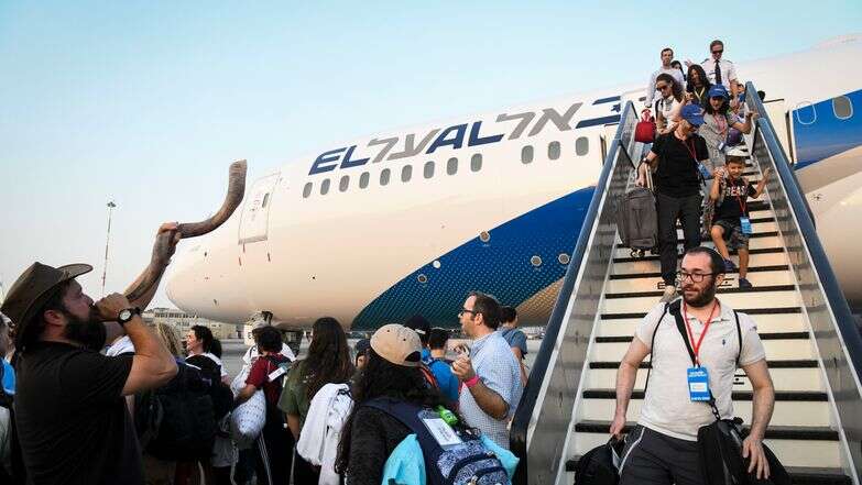 עולים חדשים מצפון אמריקה מגיעים ב"טיסת עלייה" מיוחדת מטעם ארגון נפש בנפש | פלאש 90