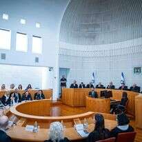 שופטי העליון ובכירי מערכת המשפט, ובהם השר יריב לוין והיועצת המשפטית לממשלה, בטקס הפרידה מהשופט אלרון, בספטמבר | יונתן זינדל, פלאש 90