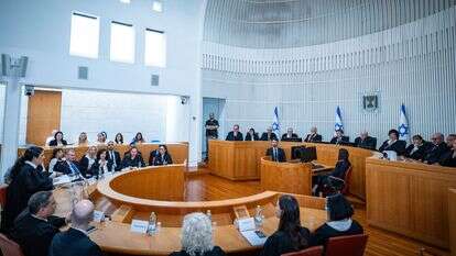 שופטי העליון ובכירי מערכת המשפט, ובהם השר יריב לוין והיועצת המשפטית לממשלה, בטקס הפרידה מהשופט אלרון, בספטמבר | יונתן זינדל, פלאש 90