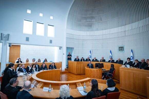 שופטי העליון ובכירי מערכת המשפט, ובהם השר יריב לוין והיועצת המשפטית לממשלה, בטקס הפרידה מהשופט אלרון, בספטמבר | יונתן זינדל, פלאש 90
