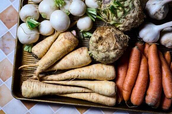 ירקות שורש ושום למרק עדשים וירקות | מרווין ג'וזף/הוושינגטון פוסט; עיצוב אוכל מאת ליסה צ'רקסקי ירקות שורש ושום למרק עדשים וירקות | מרווין ג'וזף/הוושינגטון פוסט; עיצוב אוכל מאת ליסה צ'רקסקי