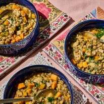 מרק עדשים וירקות שורש | מרווין ג'וזף/הוושינגטון פוסט; עיצוב אוכל מאת ליסה צ'רקסקי