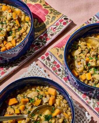 מרק עדשים וירקות שורש | מרווין ג'וזף/הוושינגטון פוסט; עיצוב אוכל מאת ליסה צ'רקסקי