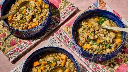 מרק עדשים וירקות שורש | מרווין ג'וזף/הוושינגטון פוסט; עיצוב אוכל מאת ליסה צ'רקסקי מרק עדשים וירקות שורש | מרווין ג'וזף/הוושינגטון פוסט; עיצוב אוכל מאת ליסה צ'רקסקי