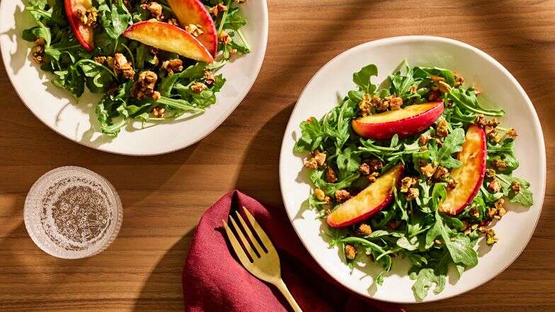 סלט רוקט עם תפוחים מוקפצים ואגוזים קלויים | טום מקורקל; עיצוב אוכל מאת ג'ינה ניסטיקו / הוושינגטון פוסט