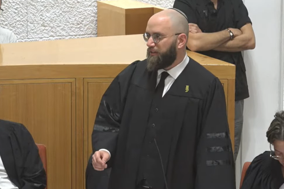 החובה הבסיסית של כל מייצג והזכות הבסיסית של כל מיוצג. פטר טוען בבית המשפט | מסך: הרשות השופטת