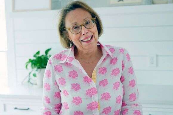 ברברה קוסטלו, המוכרת לעוקביה כ"באבס", במטבח של בתה | ג'וליה דאגס