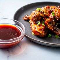 כנפי עוף ברוטב גוצ'וג'אנג | סקוט סוצ'מן / עבור הוושינגטון פוסט; עיצוב אוכל מאת מארי אוסטרוסקי