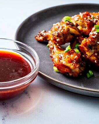 כנפי עוף ברוטב גוצ'וג'אנג | סקוט סוצ'מן / עבור הוושינגטון פוסט; עיצוב אוכל מאת מארי אוסטרוסקי