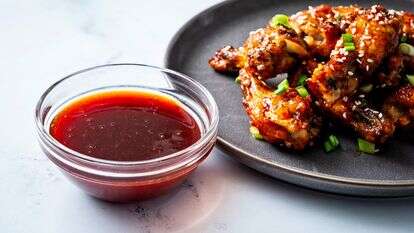 כנפי עוף ברוטב גוצ'וג'אנג | סקוט סוצ'מן / עבור הוושינגטון פוסט; עיצוב אוכל מאת מארי אוסטרוסקי