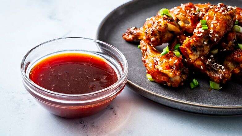 כנפי עוף ברוטב גוצ'וג'אנג | סקוט סוצ'מן / עבור הוושינגטון פוסט; עיצוב אוכל מאת מארי אוסטרוסקי