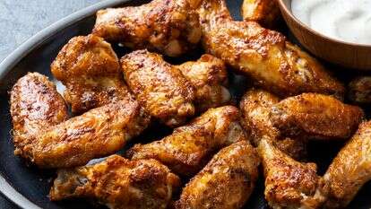 כנפי עוף בסיר ללא טיגון (אייר פרייר) | סקוט סוצ'מן / עבור הוושינגטון פוסט; עיצוב אוכל מאת מארי אוסטרוסקי