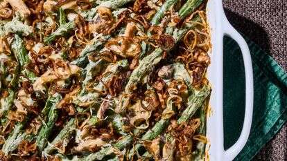 קדרת שעועית ירוקה עם בצלי שאלוט – שדרוג לקלאסיקה | מרווין ג'וזף/הוושינגטון פוסט; עיצוב אוכל מאת ליסה צ'רקסקי