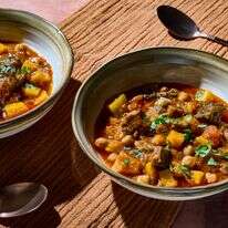 תבשיל בקר עם מזונות־על: חומוס, דלורית ותיבול מחמם | מרווין ג'וזף/הוושינגטון פוסט; עיצוב אוכל מאת ליסה צ'רקסקי