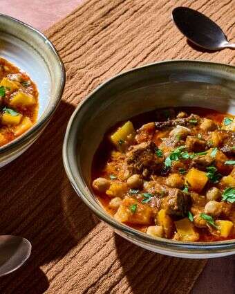 תבשיל בקר עם מזונות־על: חומוס, דלורית ותיבול מחמם | מרווין ג'וזף/הוושינגטון פוסט; עיצוב אוכל מאת ליסה צ'רקסקי