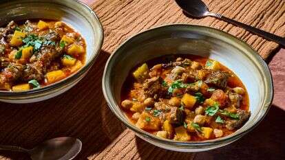 תבשיל בקר עם מזונות־על: חומוס, דלורית ותיבול מחמם | מרווין ג'וזף/הוושינגטון פוסט; עיצוב אוכל מאת ליסה צ'רקסקי