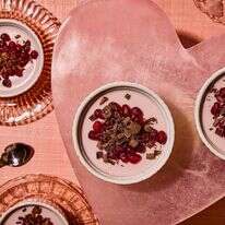 פנה קוטה יוגורט פטל עם רימון ושוקולד | לורן בולבין/הוושינגטון פוסט; עיצוב אוכל מאת קרולין רוב