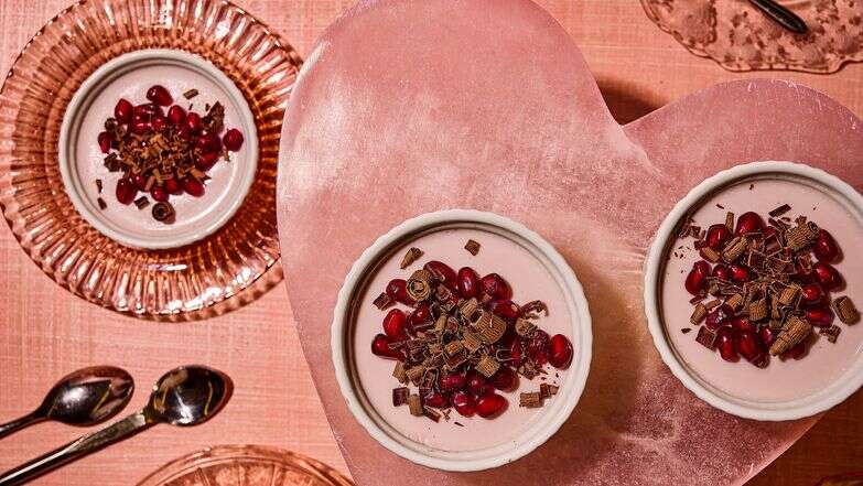 פנה קוטה יוגורט פטל עם רימון ושוקולד | לורן בולבין/הוושינגטון פוסט; עיצוב אוכל מאת קרולין רוב