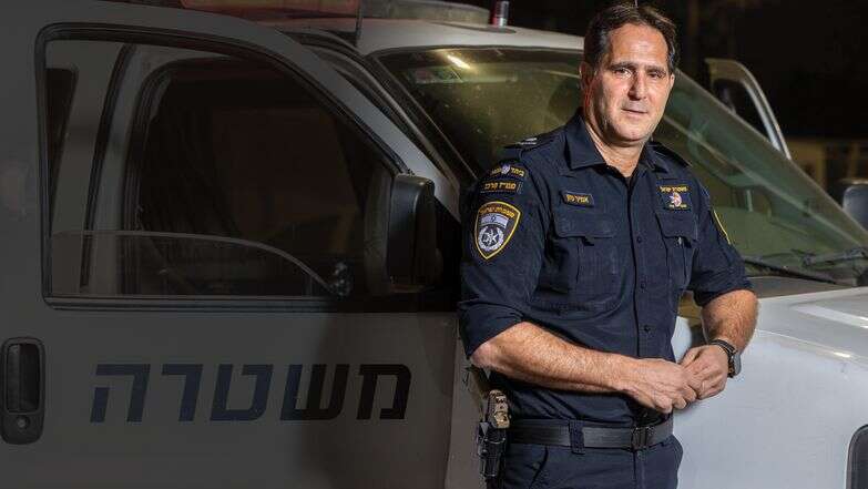 ניצב בחזית | יוסי אלוני