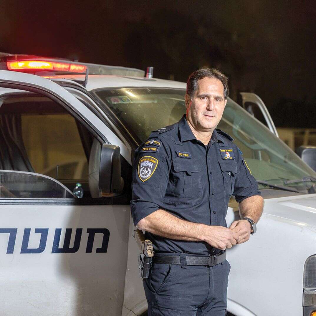 ניצב בחזית | יוסי אלוני