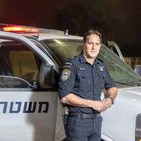 ניצב בחזית | יוסי אלוני